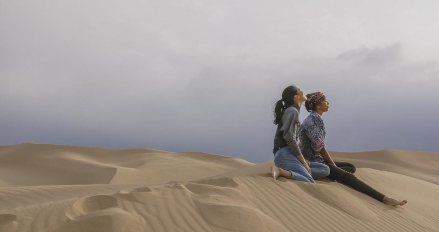 Zwei Frauen auf einer Sanddüne (Filmausschnitt)